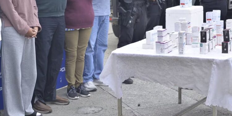 Detenidos por la venta de medicamentos adulterados. Foto: Francisco Verni