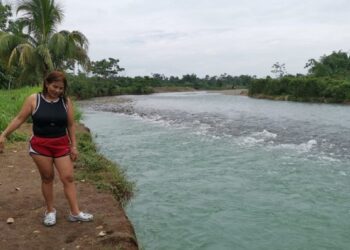 Una visitante de Guayaquil sopesa lanzarse al agua en el sector El Barrando o San José del Edén, tres kilómetros al norte del recinto Matilde Esther Foto: Primicias